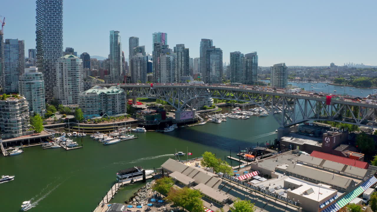 캐나다 밴쿠버 다운타운 스카이라인이 있는 거짓 개울을 가로지르는 그랜빌 다리의 교통