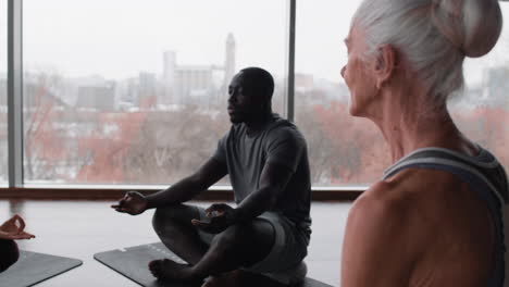 sesión de meditación en grupo