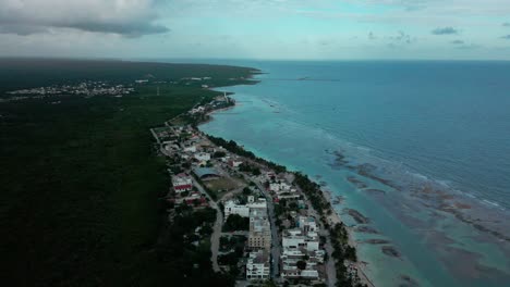 el océano azul en mahahual méxico