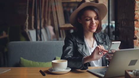mujer trabajando en un café