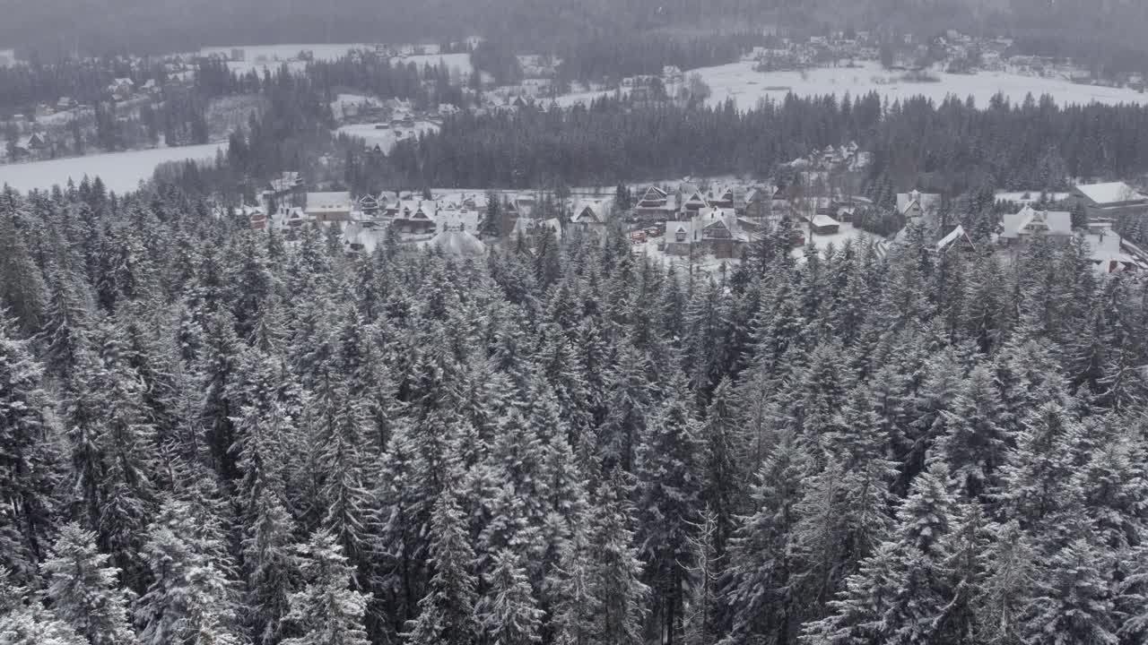 눈 덮인 산 마을