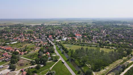 Vista-Aérea-Del-Pueblo-Y-Parque-De-Szalkszentmarton-En-Hungría.