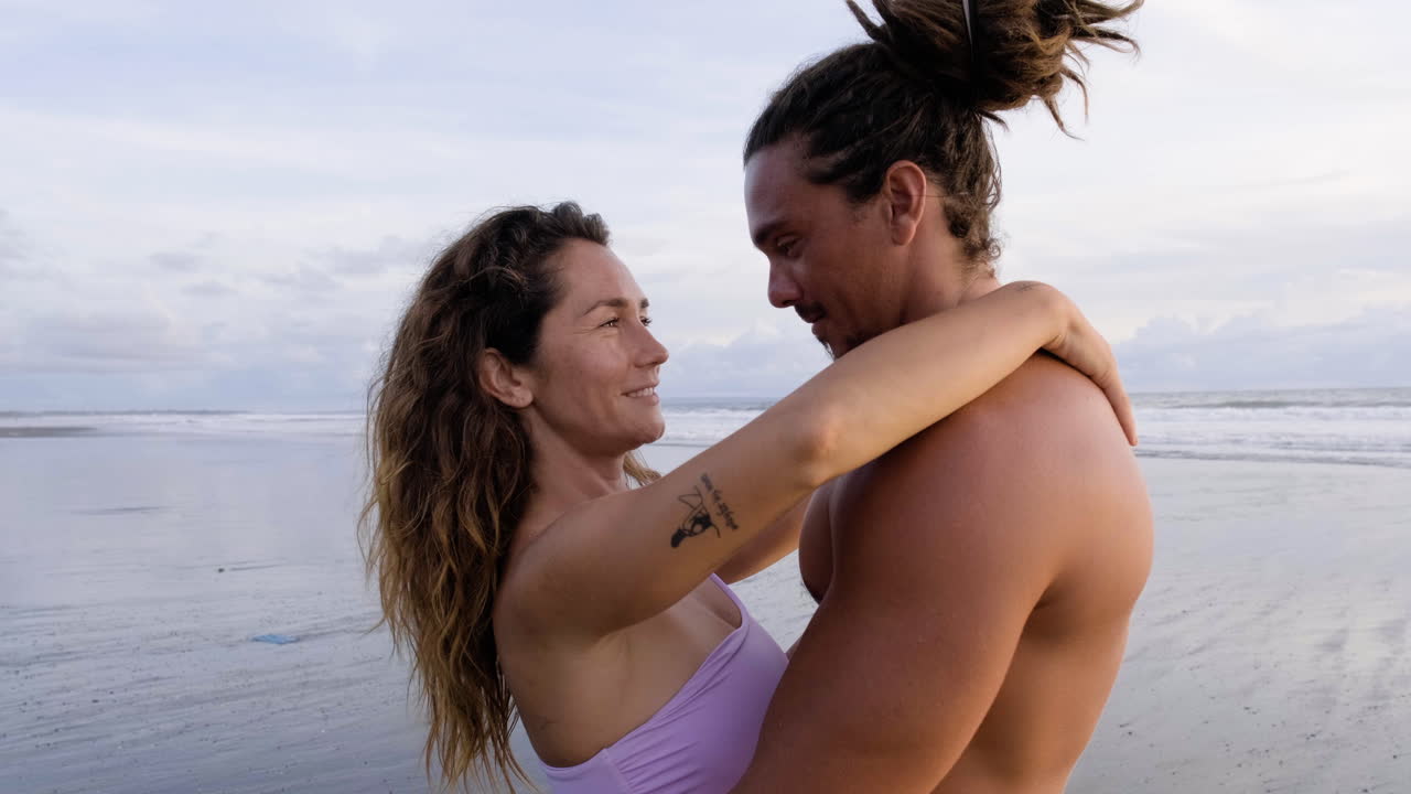 una joven pareja enamorada abrazándose.