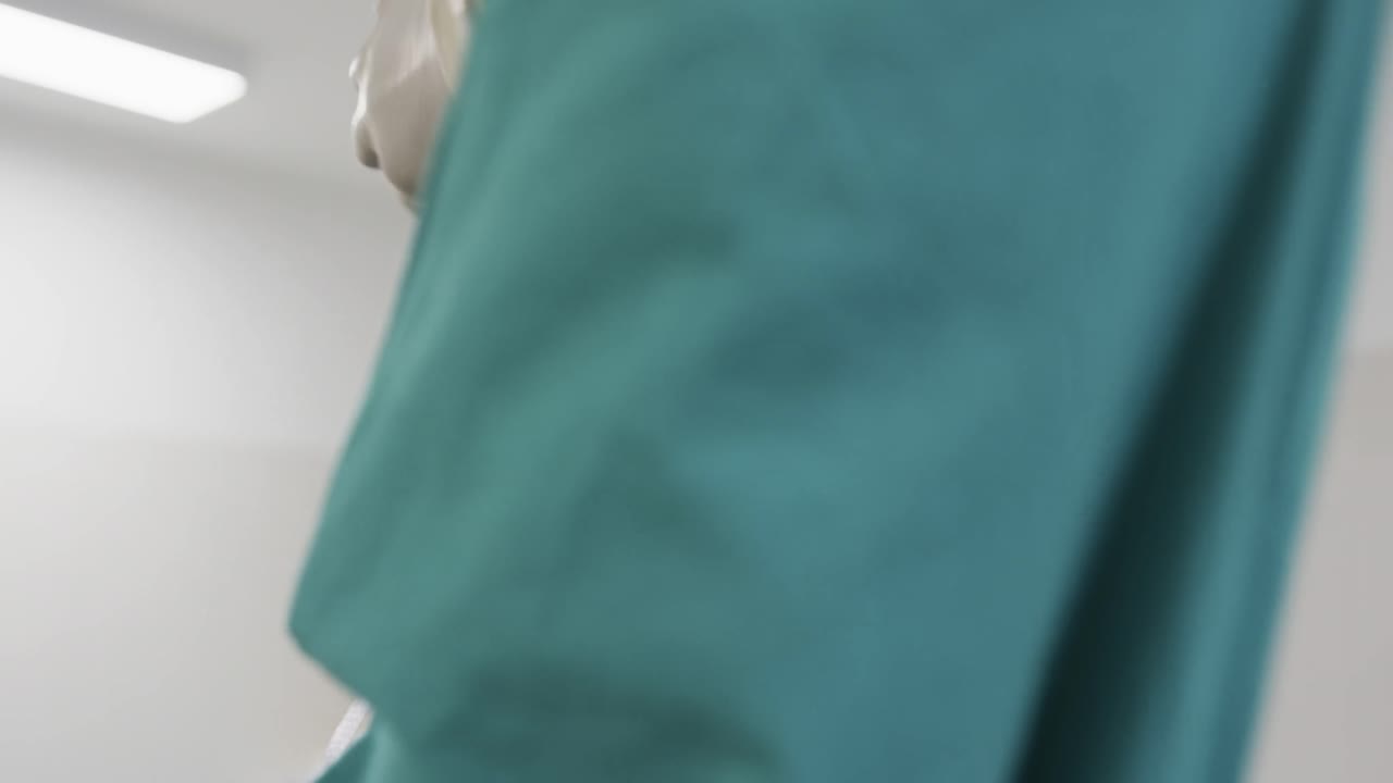 médica afroamericana con máscara facial en la sala de operaciones del hospital, cámara lenta