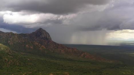 fuertes lluvias cayendo de las nubes sobre río rico en arizona