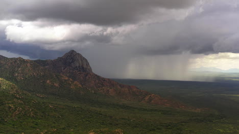 美國亞利桑那州里奧里科 (rio rico) 的雲端下下大雨