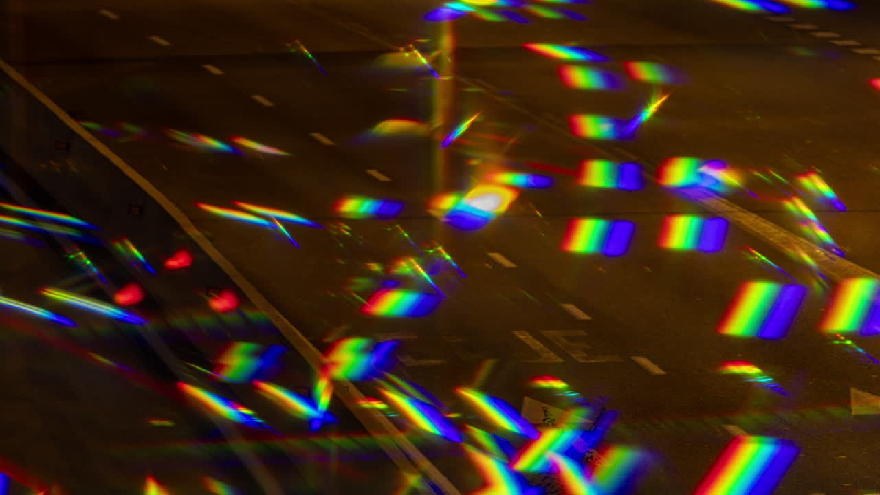 tráfico en una autopista de Barcelona durante la hora punta al atardecer, larga exposición nocturna