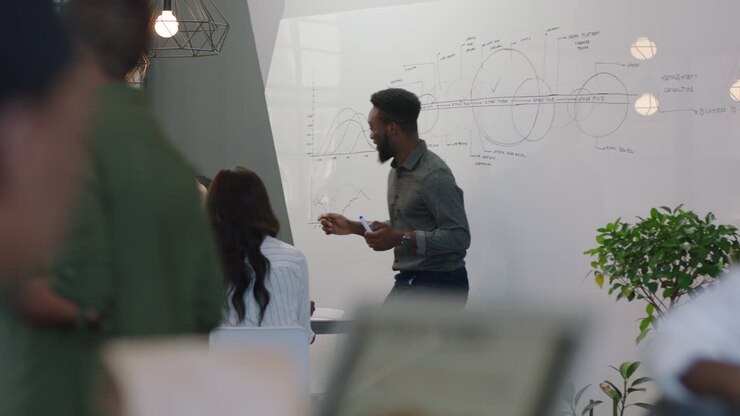 jeunes hommes d'affaires afro-américains célébrant la victoire de l'entreprise heureux chef d'équipe homme d'affaires dansant drôle dans le bureau présentation réussie étudiants réunion séminaire