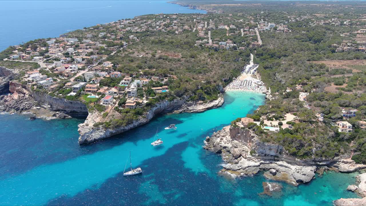 Mallorca: Luftfoto af feriebyen Cala Liombards på Mallorca, Spanien, Europa | Følg fra havet til strandkanten.