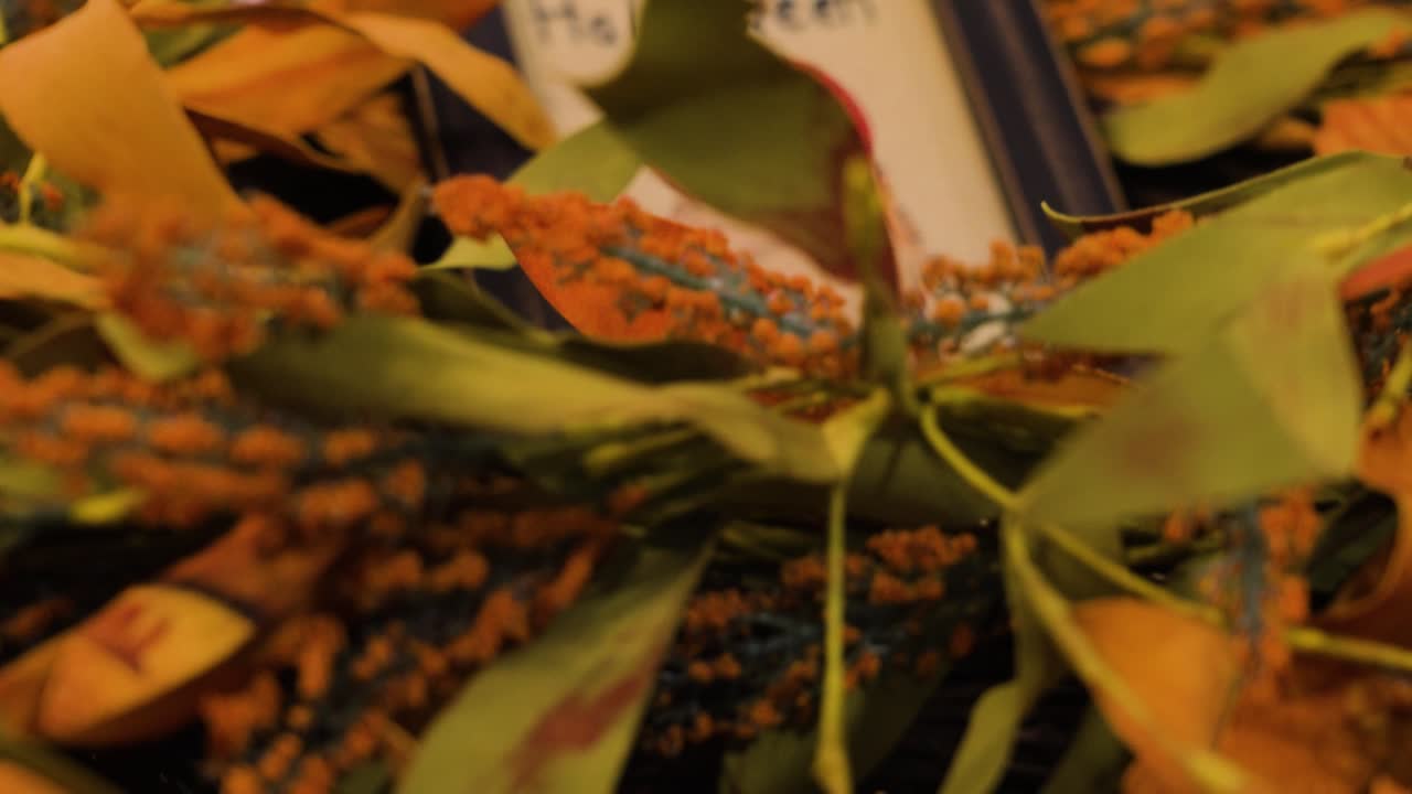 Pedestal motion down to reveal the cute sign