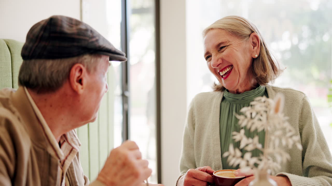 커피를 즐기는 노인 부부