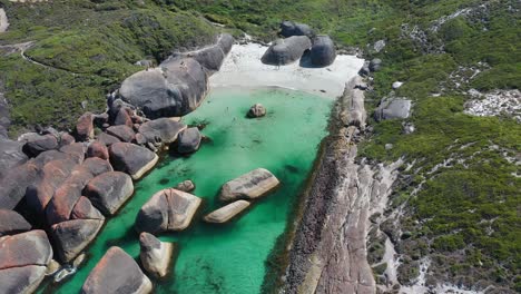 vista aérea de la laguna celestial, piscina verde, rocas elefante, dinamarca, australia