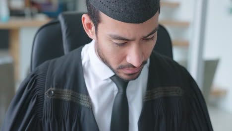 Muslimischer-Mann,-Anwalt-Und-Bücherlesen-Im-Büro