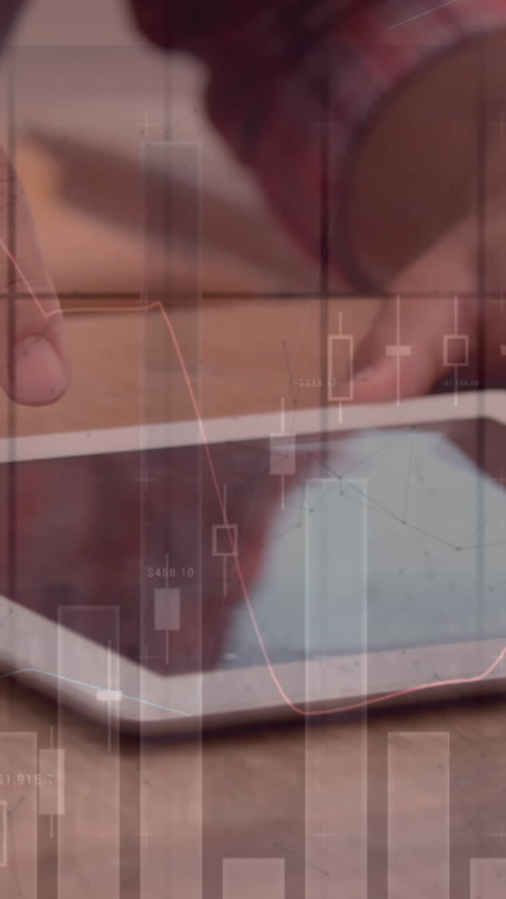 animación del procesamiento de datos financieros sobre una mujer de negocios que usa una tableta