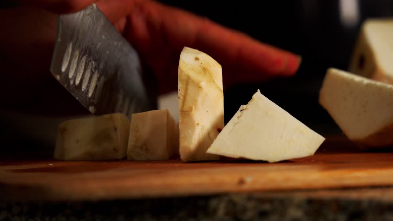 cortar la patata dulce jamaicana en la tabla de corte preparando la sopa de guango de guisantes jamaicana después de ser recogida de un árbol saludable cultivo de proteínas verdes frescas cosechadas