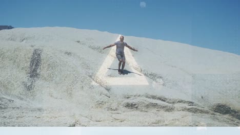 animación de círculos y triángulos brillantes sobre un hombre mayor afroamericano en forma caminando por las dunas