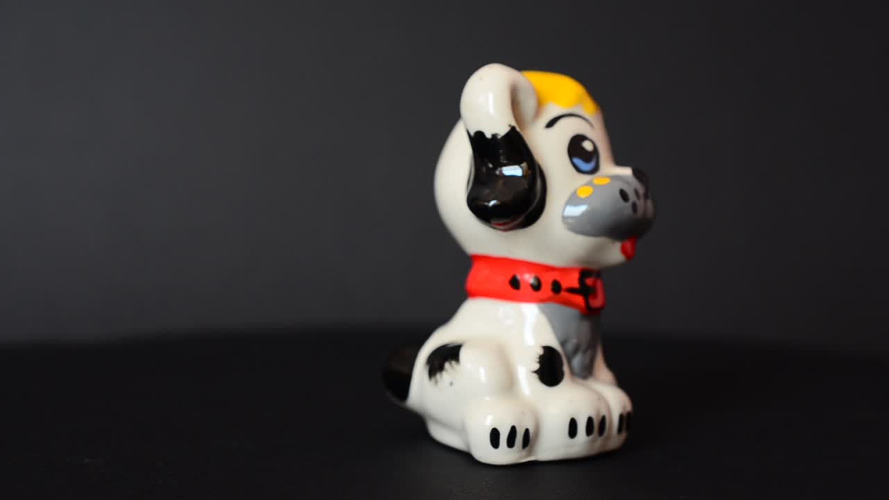 Riprese di una statuetta di cane. Riprese di una statuetta