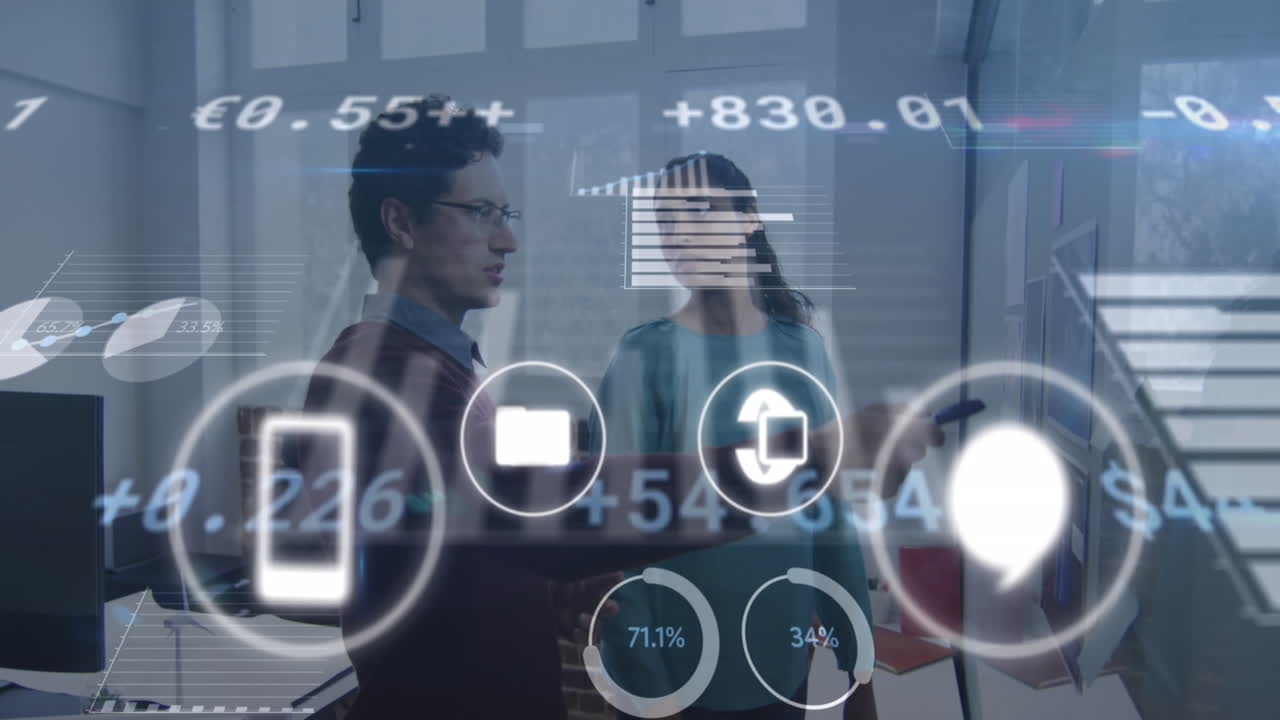 animación de iconos y procesamiento de datos sobre diversas personas de negocios que trabajan en la oficina