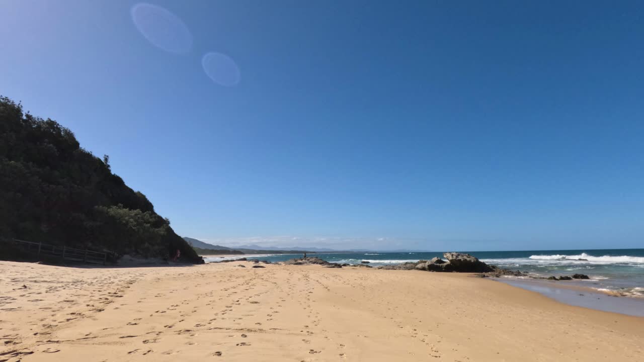 모래 해변 에 부드럽게 부히는 파도