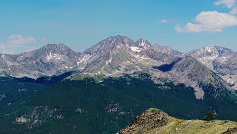 Luftaufnahme-Der-Rocky-Mountains-Vom-Cottonwood-Pass-In-Der-Nähe-Von-Boulder,-Colorado,-USA-Aus-Gesehen