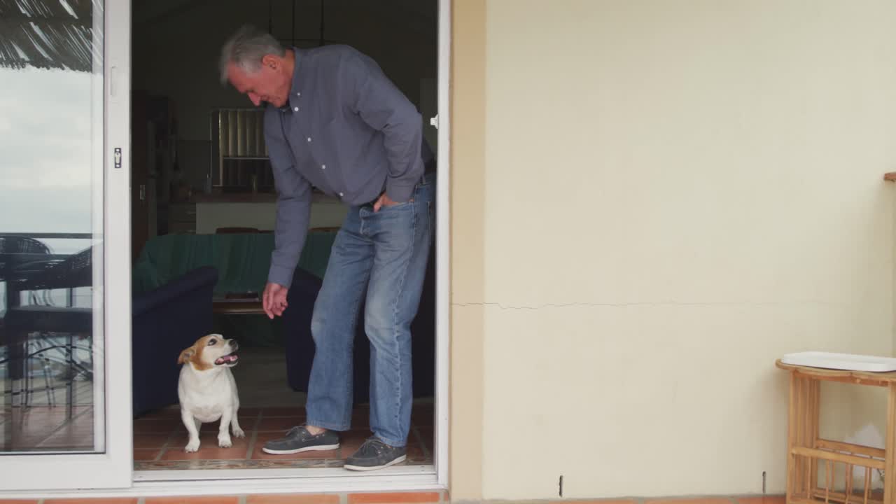 집 에서 강아지 와 함께 있는 노인