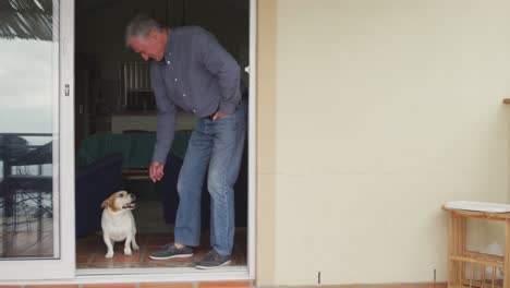 Hombre-Mayor-Con-Su-Perro-En-Casa