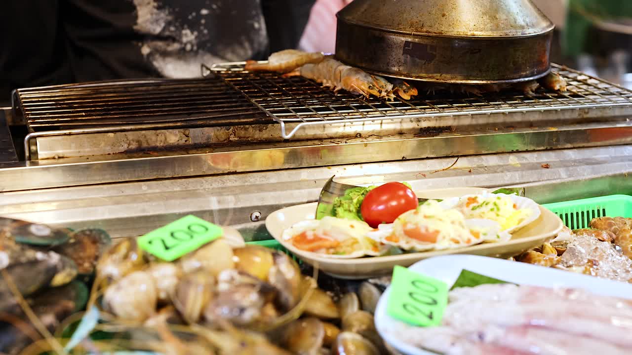 활기찬 야간 시장 에 전시 된 신선 한 해산물