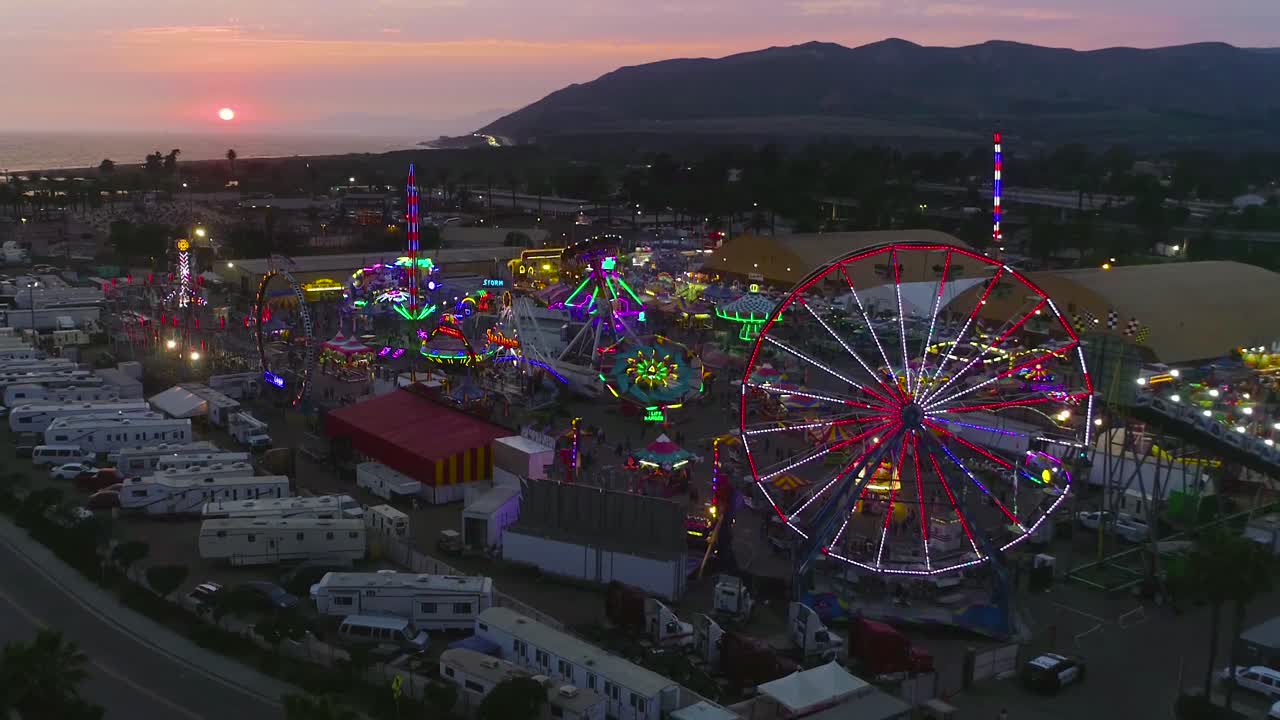 закат над большой окружной ярмаркой и ярмарочной площадью с колесом обозрения ярмарка округа вентура