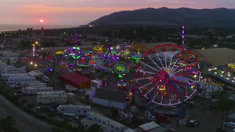 Antena-Al-Atardecer-Sobre-Una-Gran-Feria-Y-Recinto-Ferial-Del-Condado-Con-Noria-Feria-Del-Condado-De-Ventura