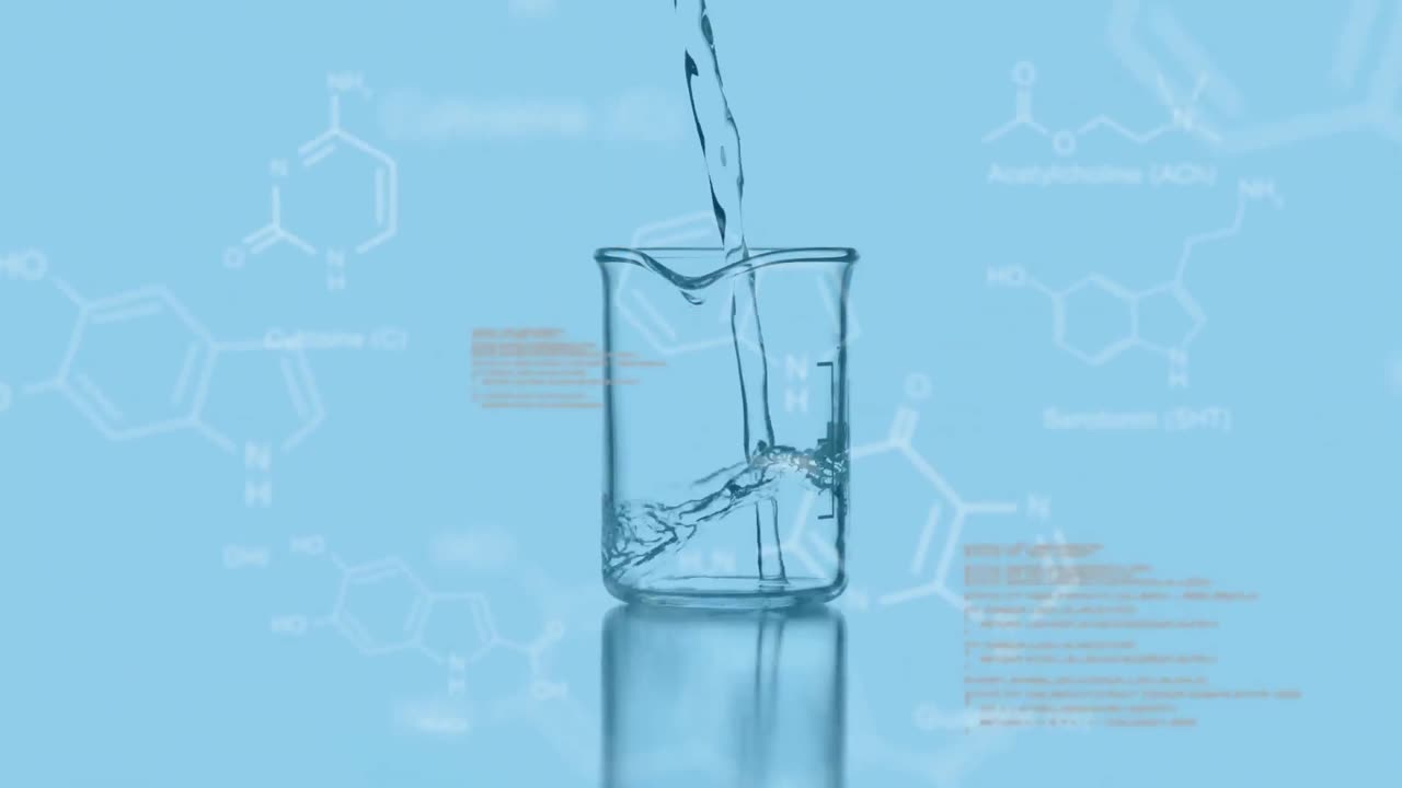 앞면에 화학 화합물의 데이터와 구조 공식이 있는 실험실 컵