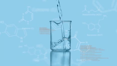vaso de laboratorio con datos y fórmula estructural de compuestos químicos en primer plano
