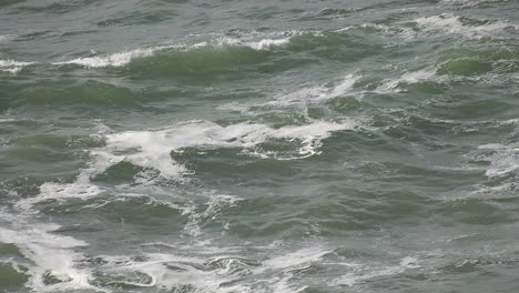 Olas-Agitadas-En-El-Océano-Azul-Profundo