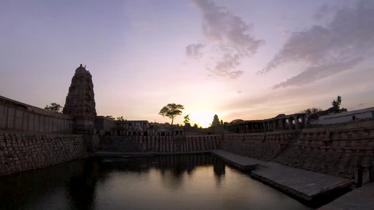 hermoso atardecer largo lapso de tiempo del templo de hampi en la india, colores locos