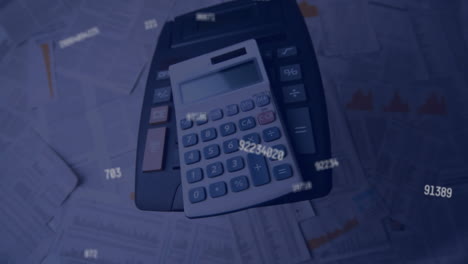 múltiples números cambiantes flotando contra las calculadoras que caen en las facturas financieras