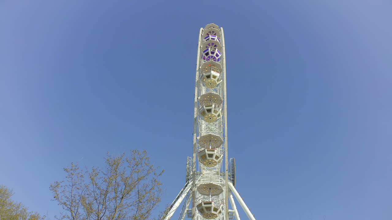 Time lapse, ruota panoramica contro il cielo. Riprese nel pomeriggio