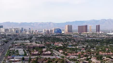 El-Horizonte-Del-Strip-De-Las-Vegas-Contra-Las-Montañas.