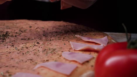 haciendo una pizza de jamón