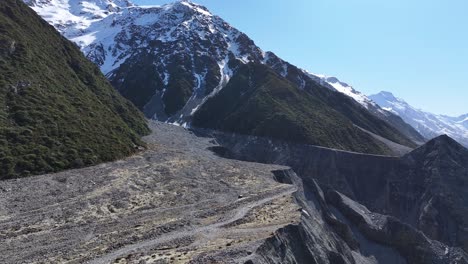 vista a vista de aves de un deslizamiento masivo de erosión y valle glacial, altas montañas de nueva zelanda, lago tasman