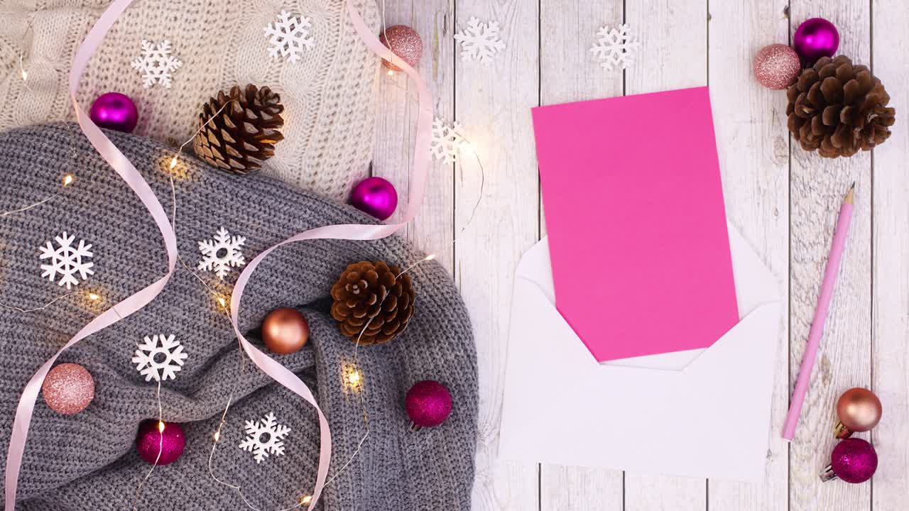 decoración de invierno con papel para texto y luces parpadeantes en suéter. detener el movimiento