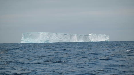 gran iceberg tabular en mar agitado