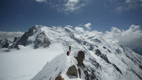 Bergsteiger-Auf-Dem-Schneebedeckten-Hügel-An-Einem-Sonnigen-Tag-In-Den-Französischen-Alpen,-Mont-Blanc