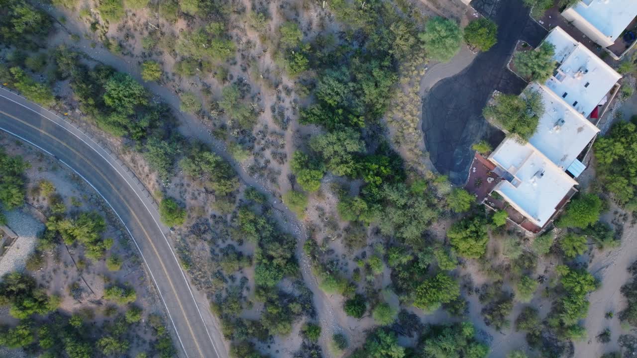 toma de drone de casa en paisaje desértico en tucson, arizona, cepillo de desierto debajo