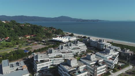 un dron que avanza revela la belleza de jurere internacional, revelando el famoso club nocturno p12 en florianópolis, santa catarina, brasil