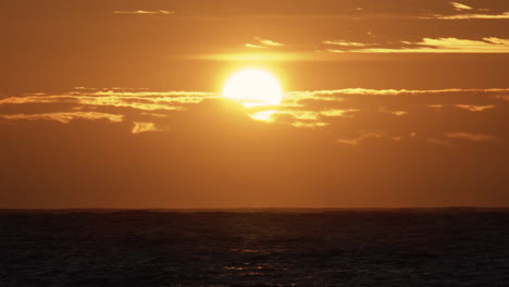 Toma-Panorámica-Del-Amanecer-Sobre-El-Océano-Skagerrak,-En-La-Isla-De-Justoya,-En-Una-Mañana-Soleada,-En-Aust-agder,-Noruega