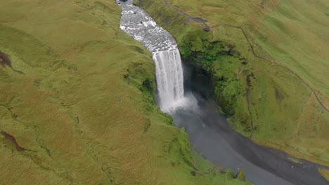 drone vista panorámica de la cascada skogafoss en islandia