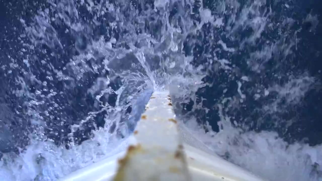 Prua di una barca che fende le onde dell'oceano