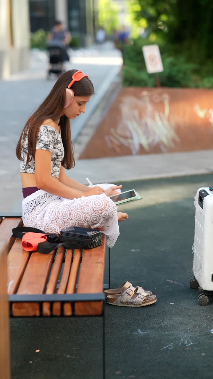mujer joven estudiando o dibujando al aire libre