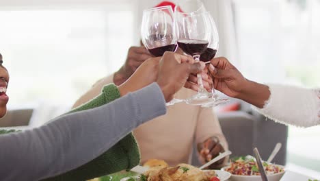 feliz familia afroamericana teniendo la cena de navidad