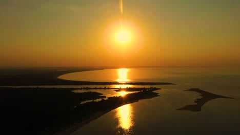 vista aérea sobre el delta del vistula al mar báltico al atardecer