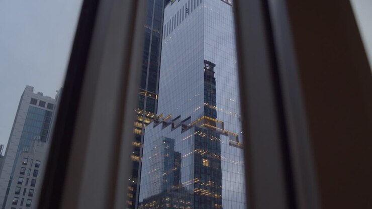 Inquadratura stabilizzante in picchiata del grattacielo The Spiral 66 Hudson Boulevard a New York City - Midtown Manhattan - POV dalla finestra di un appartamento - ora blu.